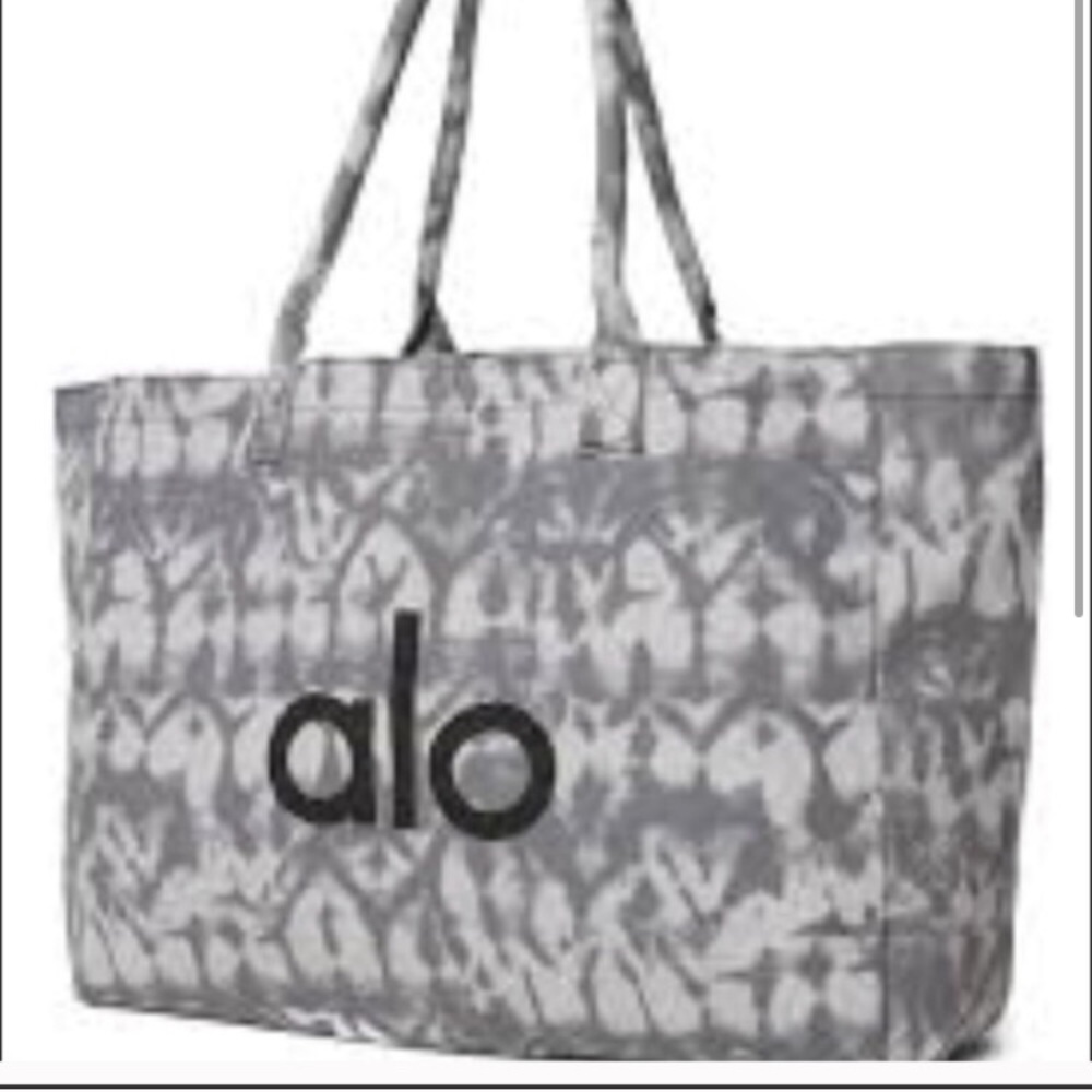 Alo Yoga Overnight Tote